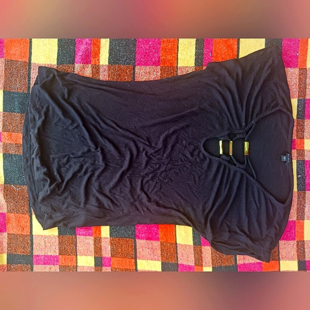 Guess v neck black top